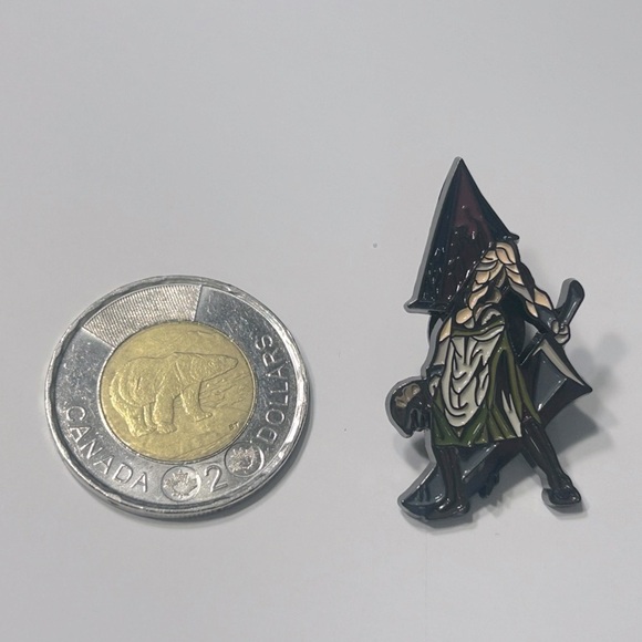 Silent Hill - Pyramid Head Pin 😶‍🌫️🔺✂️ - Picture 4 of 6
